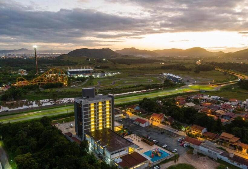 سوییت خانوادگی, Flat Em Frente Ao Parque Beto Carreiro