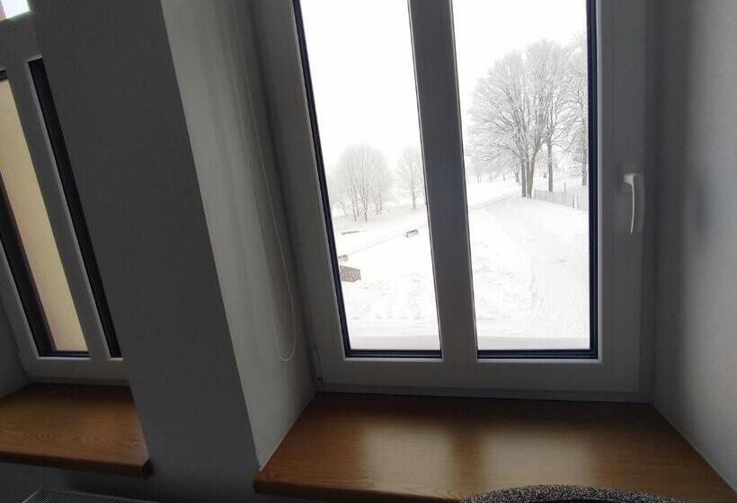 اتاق لوکس, Poutní Dům