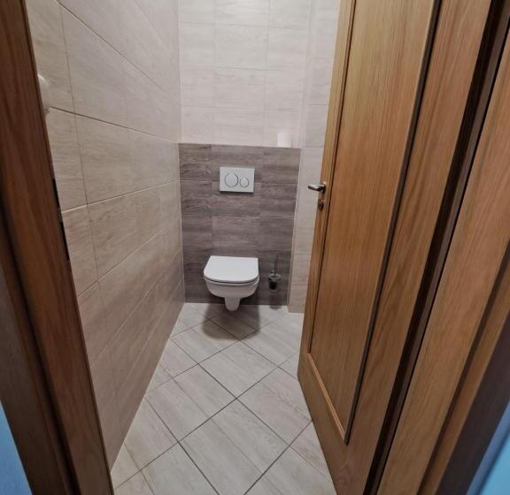 اتاق لوکس, Poutní Dům