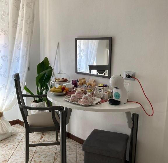 اتاق سه‌نفرۀ استاندارد با سرویس بهداشتی بیرون از اتاق, B&b Shardana