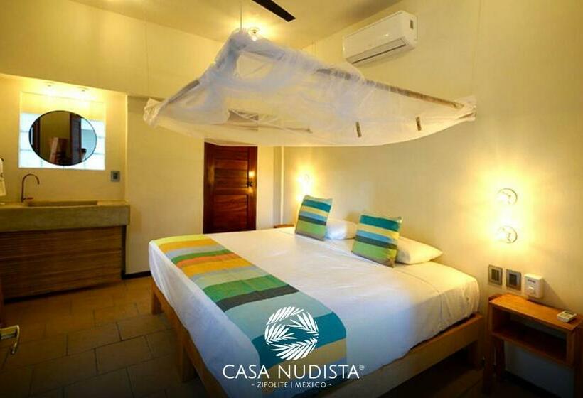 بانگلوی استاندارد, Casa Nudista   Lgbt