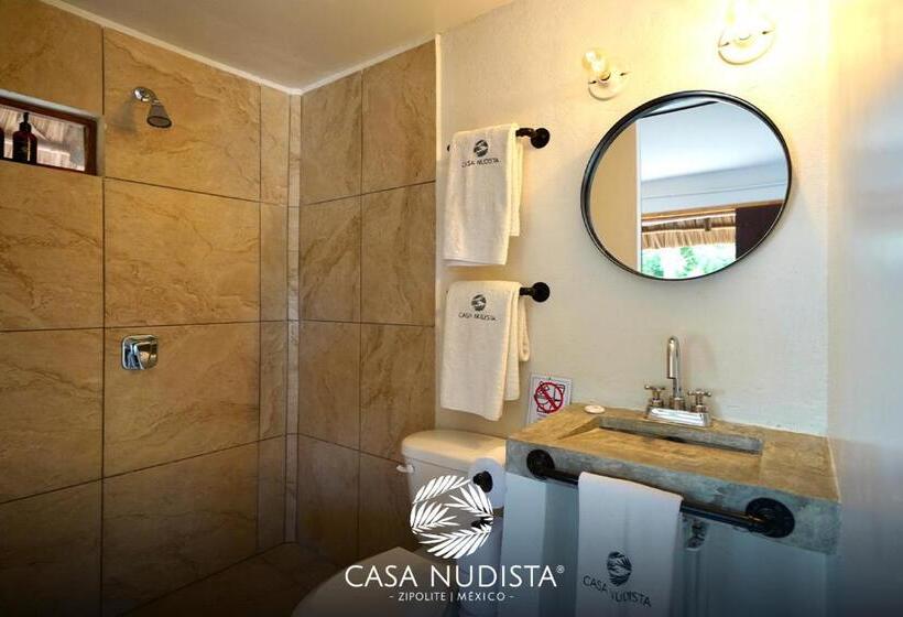 بانگلوی استاندارد, Casa Nudista   Lgbt