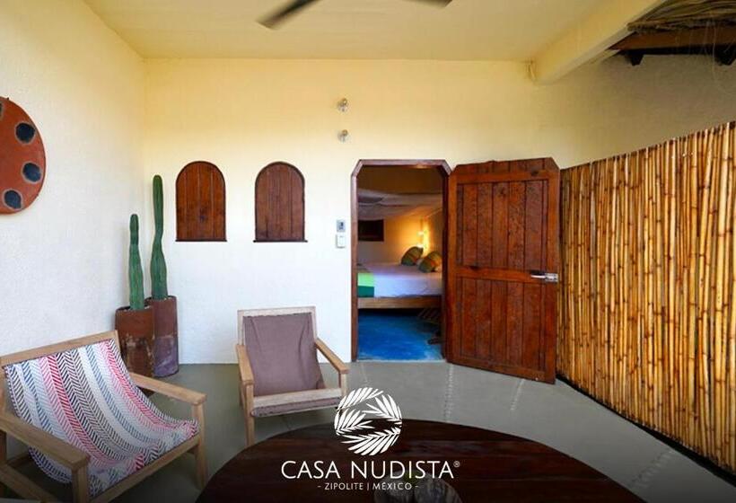 بانگلوی استاندارد, Casa Nudista   Lgbt
