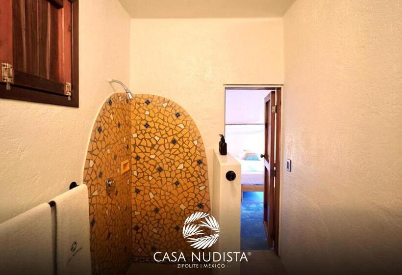 بانگلوی استاندارد, Casa Nudista   Lgbt