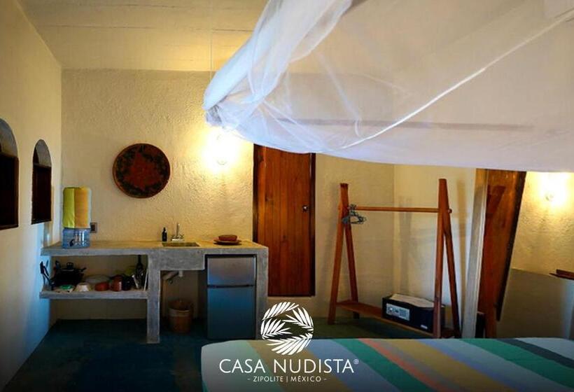 بانگلوی استاندارد, Casa Nudista   Lgbt