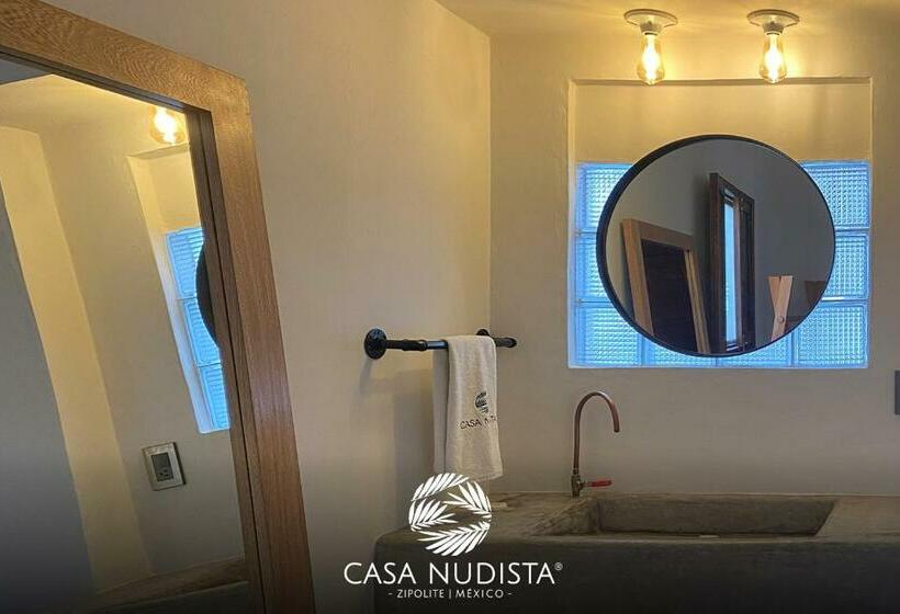 بانگلوی استاندارد, Casa Nudista   Lgbt