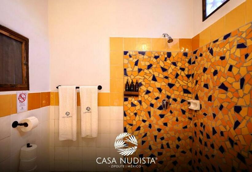 بانگلوی استاندارد, Casa Nudista   Lgbt