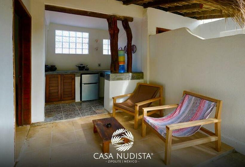 بانگلوی استاندارد, Casa Nudista   Lgbt