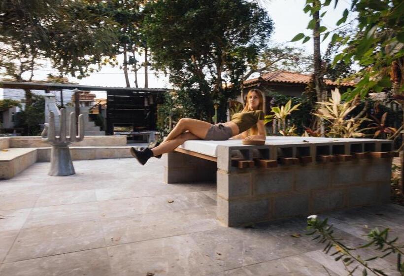 تختخواب در اتاق مشترک, Jardim Secreto Guest House