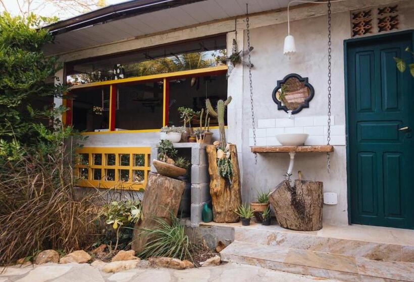 تختخواب در اتاق مشترک, Jardim Secreto Guest House