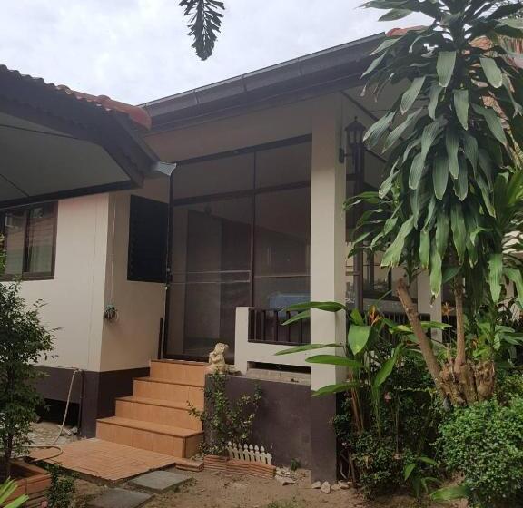 スタンダードバンガロー, Niracha Chaweng House