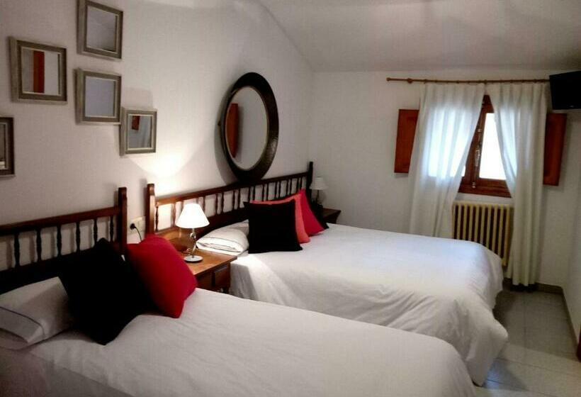 Номер Стандарт Трехместный, El Refugio Valdelinares Gastro Hostal