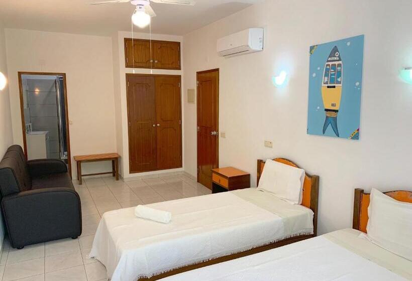 اتاق استاندارد سه تخته با بالکن, The Central Guesthouse