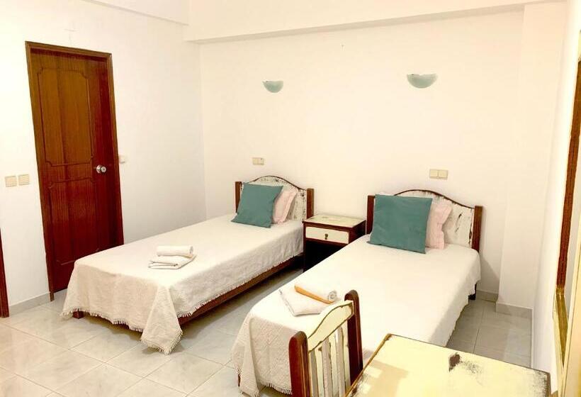 اتاق استاندارد چهار تخته, The Central Guesthouse