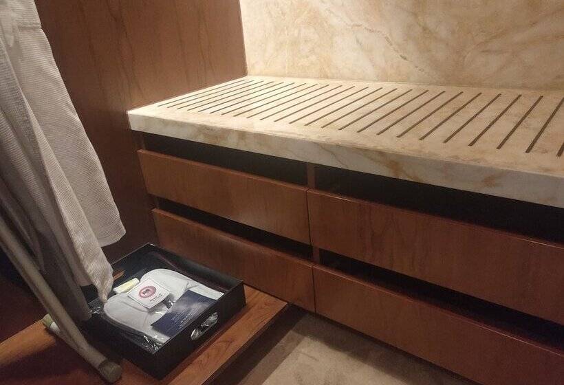 اتاق لوکس با بالکن, Hilton Tianjin Eco City