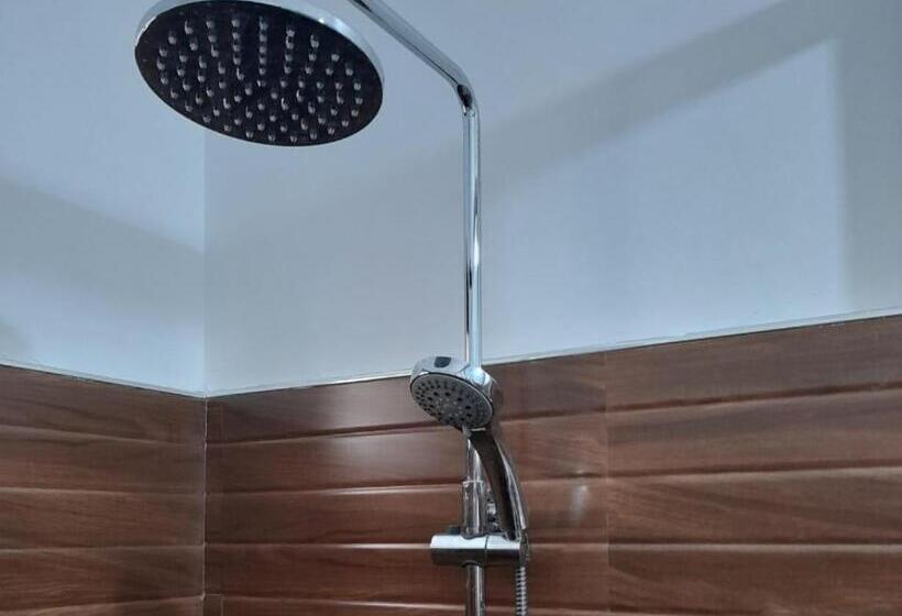 اتاق لوکس خانوادگی, Seven Heaven