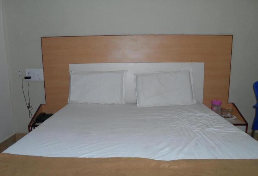 Quarto Deluxe, Pasuparthy Residency