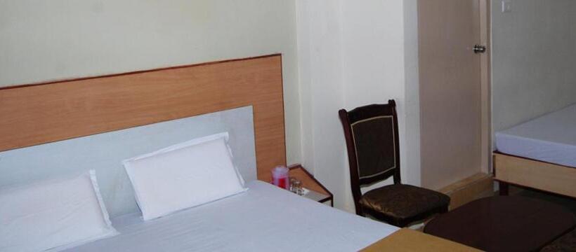 Quarto Triplo Deluxe, Pasuparthy Residency
