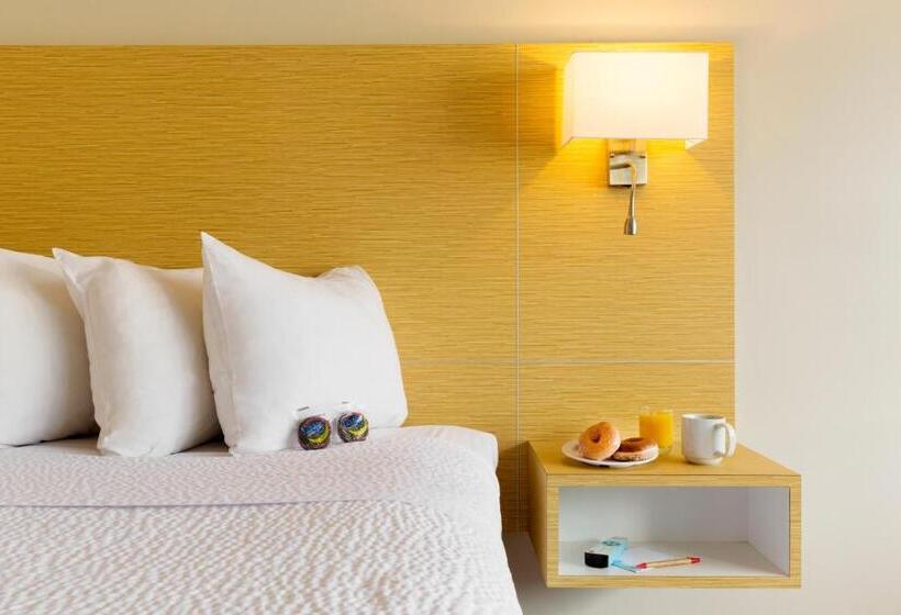 اتاق استاندارد, The Thunderbird Inn