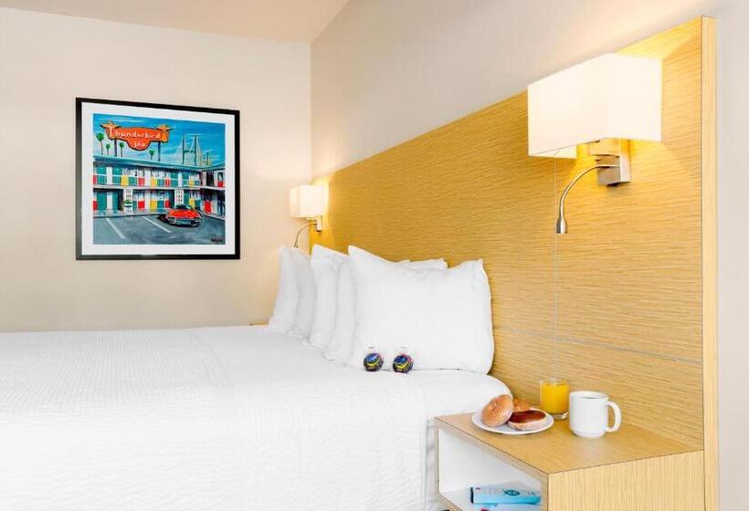 اتاق استاندارد با تخت بزرگ, The Thunderbird Inn