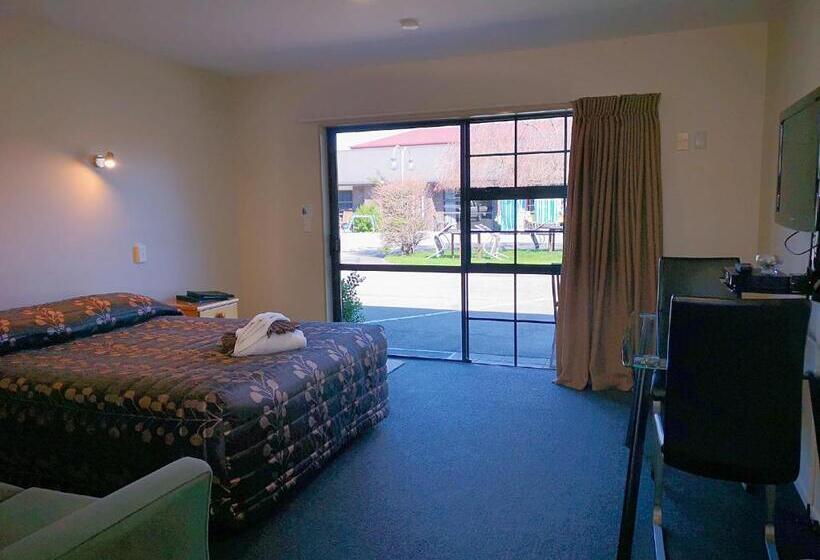 스탠다드 스튜디오, Aston Court Motel