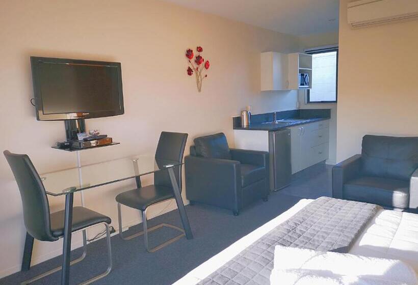 Escritório Estándar, Aston Court Motel