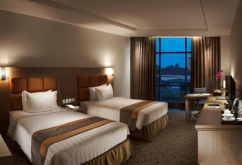 Номер Deluxe, Cavinton Hotel Malioboro Yogyakarta By Tritama Hospitality
