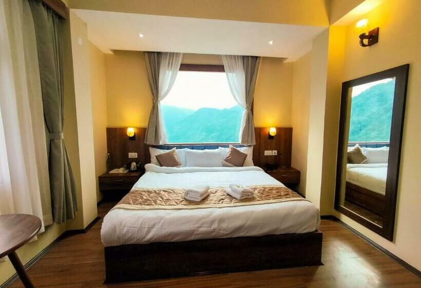 اتاق لوکس, Sila Norphel Pelling