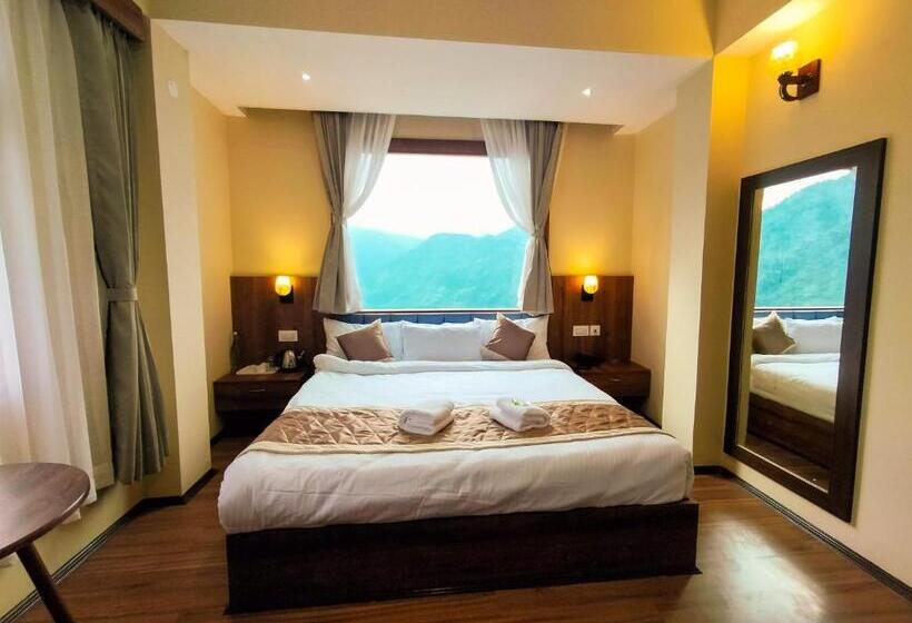 اتاق لوکس, Sila Norphel Pelling
