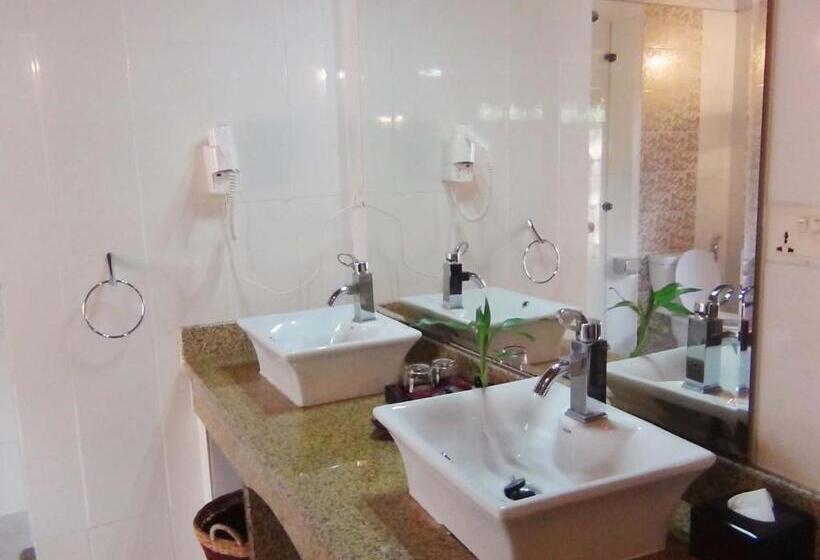 اتاق لوکس با چشم‌انداز باغ, Nataya Round House Coral Bay Resort