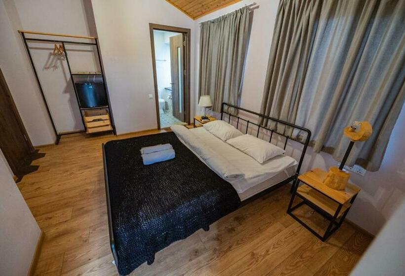 اتاق لوکس با بالکن, Hedi