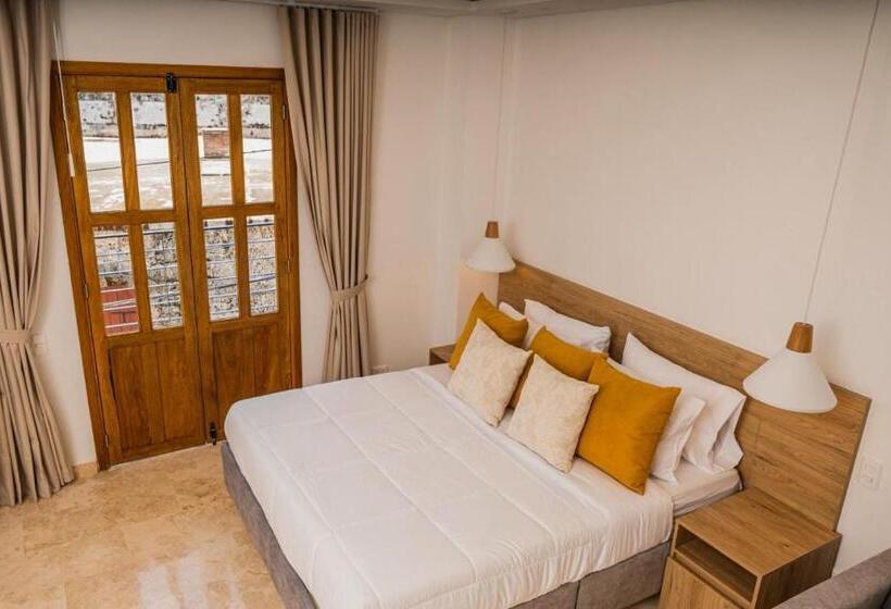 استودیوی استاندارد, Del Mar Guest House