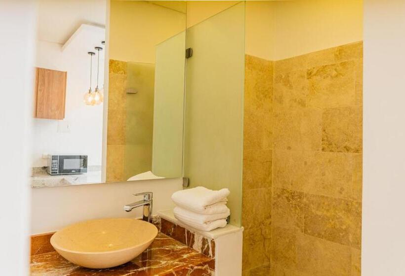 استودیوی استاندارد, Del Mar Guest House