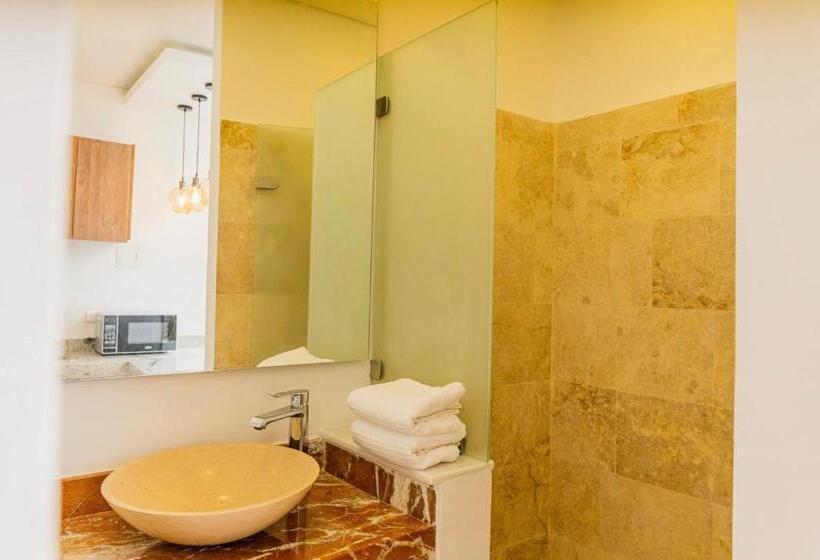 استودیوی استاندارد, Del Mar Guest House