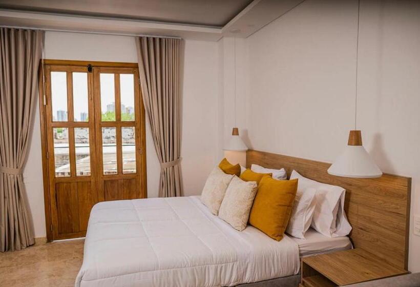 استودیوی استاندارد, Del Mar Guest House
