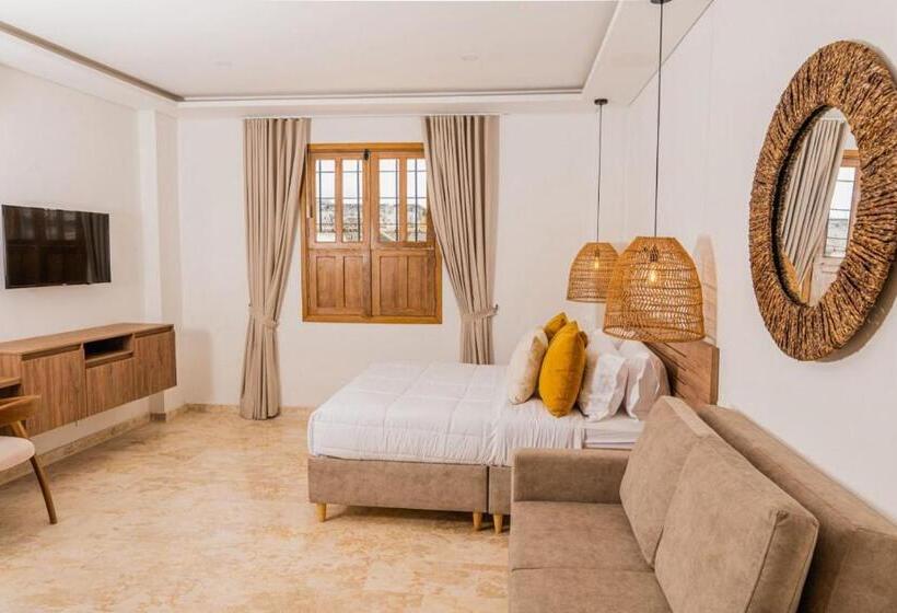 استودیوی سوپریور, Del Mar Guest House