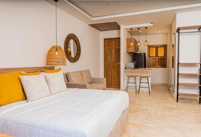 استودیوی سوپریور, Del Mar Guest House