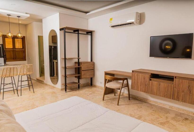 استودیوی سوپریور, Del Mar Guest House