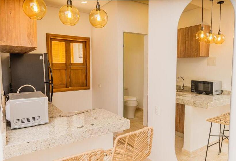 استودیوی سوپریور, Del Mar Guest House