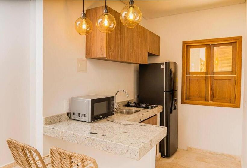 استودیوی سوپریور, Del Mar Guest House