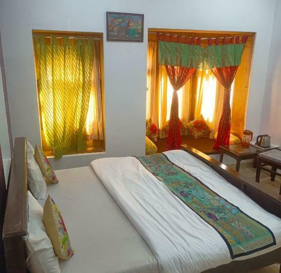 Quarto Deluxe, Golden Tulip Jaisalmer