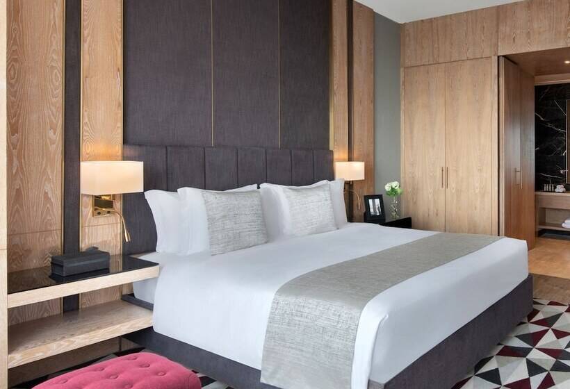 سوئیت کلاب, The Bentley Luxury Hotel & Suites