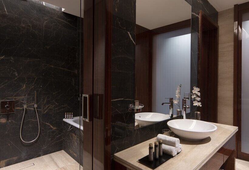 سوئیت کلاب, The Bentley Luxury Hotel & Suites
