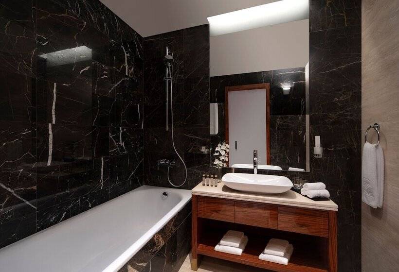 سوئیت کلاب, The Bentley Luxury Hotel & Suites