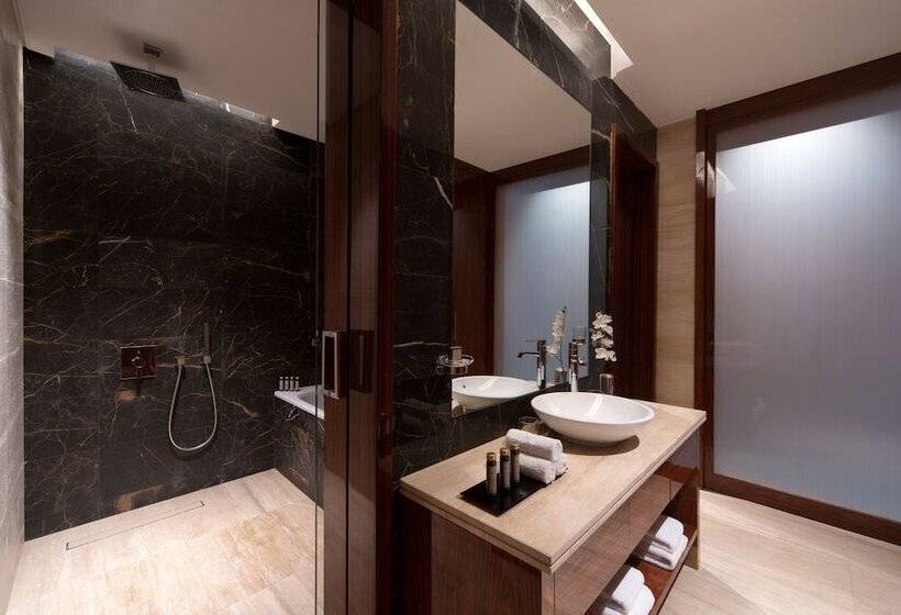 سوئیت کلاب, The Bentley Luxury Hotel & Suites