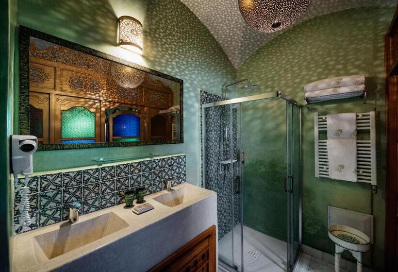 اتاق لوکس, Emma S Riad