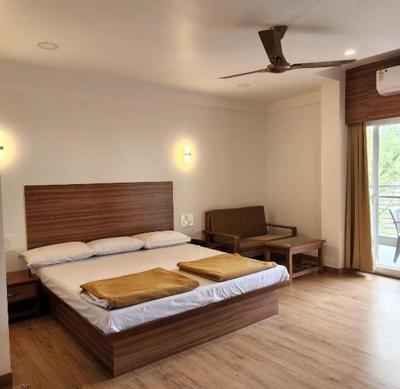 Люкс с Балконом, Regal Panhala Residency