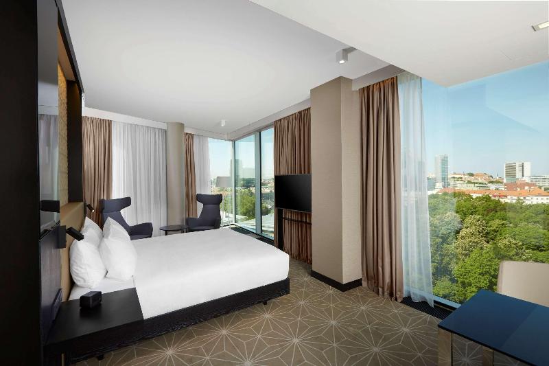 اتاق اجرایی با تخت بزرگ, Hilton Tallinn Park