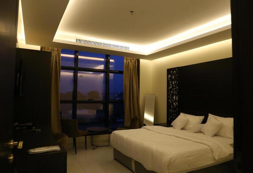 Suite with Terrace, ايتن للشقق المخدومه