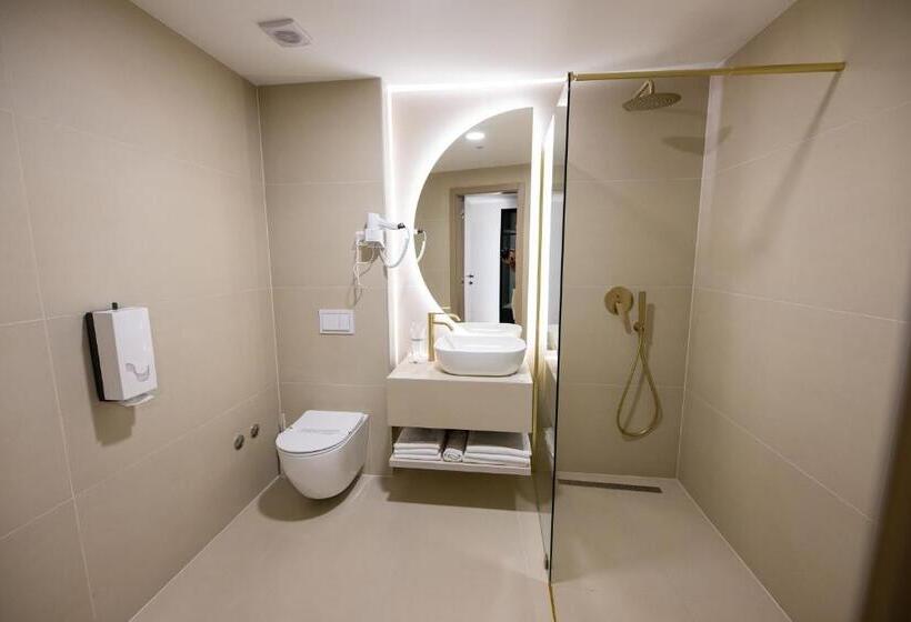 اتاق استاندارد با تخت بزرگ, In